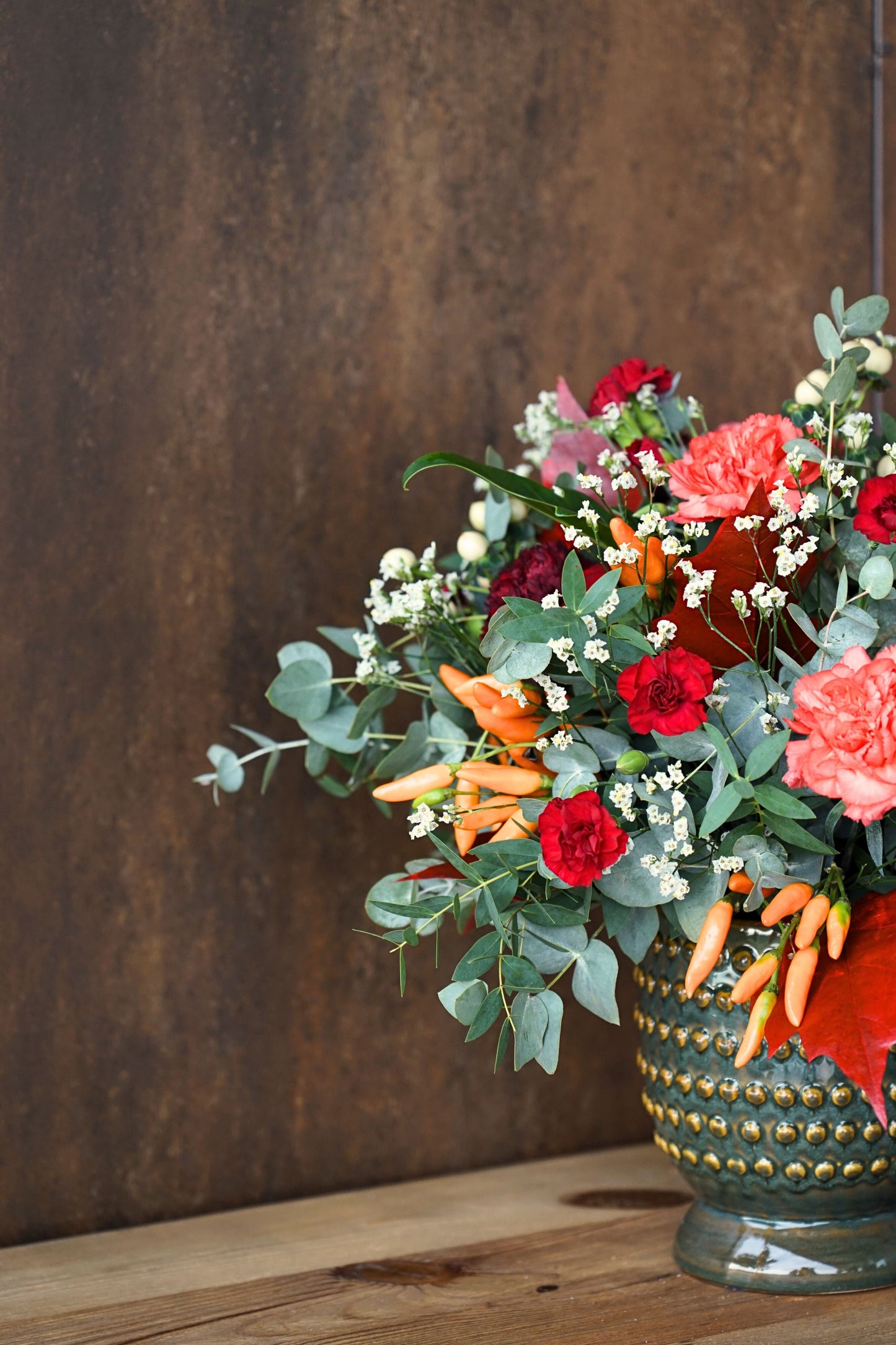 Arreglo de flores en cerámica