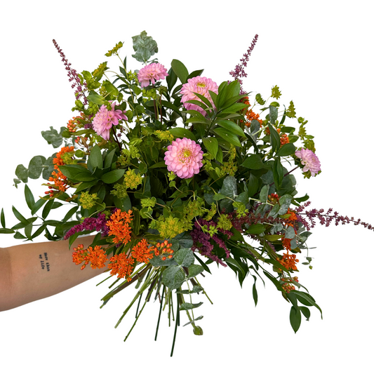 Ramo Dahlia, astilbe, bupleurum, flor de relleno variada, ruscus y ruscus italiano