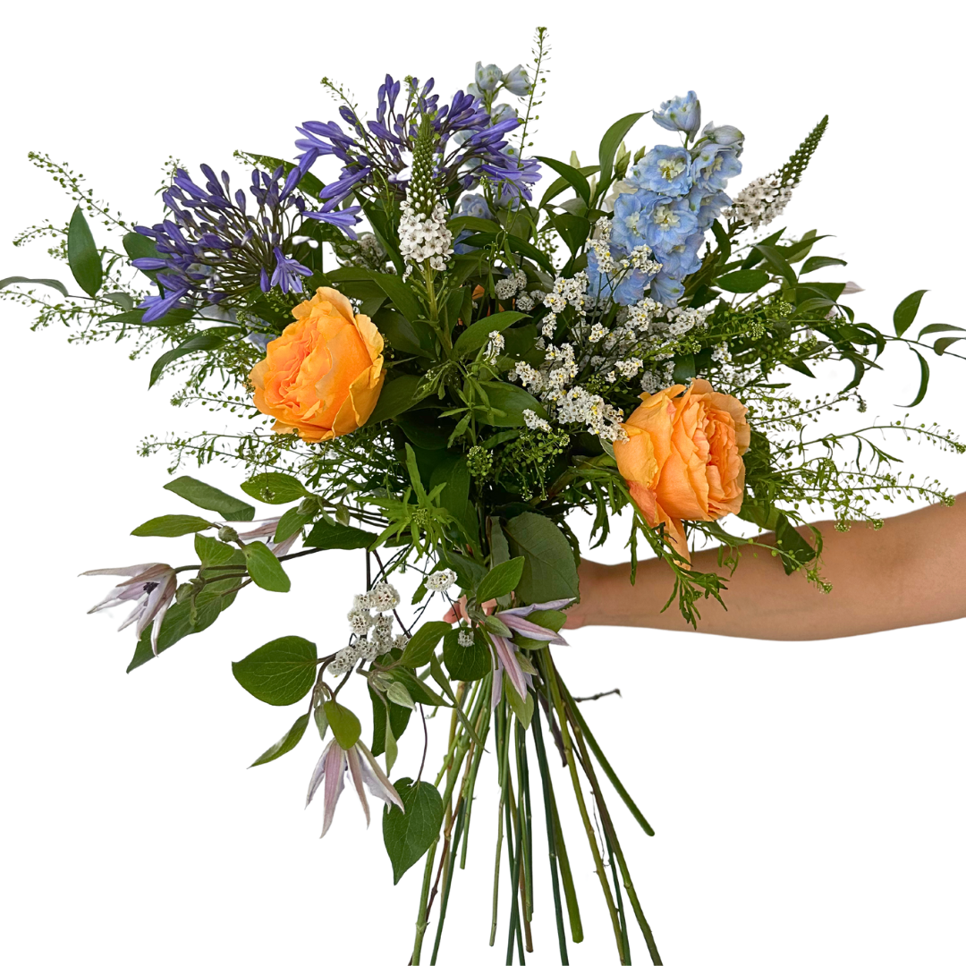 Ramo ⁠⁠Agapanthus, delphinium, rosa de jardin, clematis, lisianthus, lysimachia, limonium y ruscus