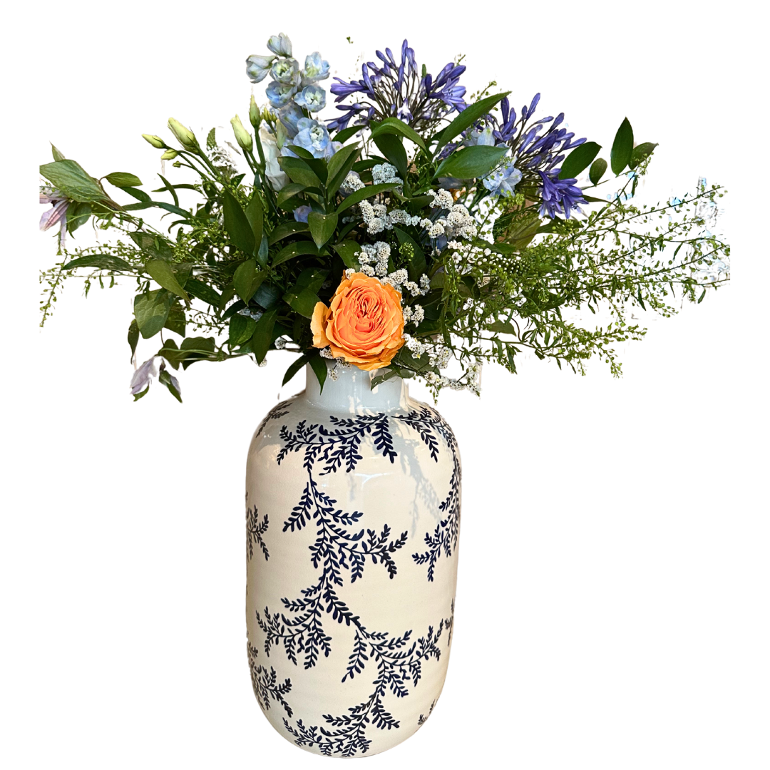 Ramo ⁠⁠Agapanthus, delphinium, rosa de jardin, clematis, lisianthus, lysimachia, limonium y ruscus